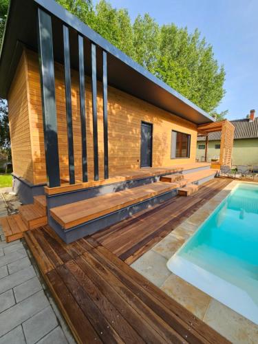 Bazén v ubytování Meszes Apartman nebo v jeho okolí