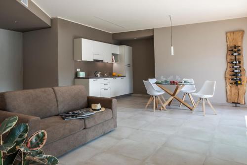 a living room with a couch and a table at d'Ocalée Holiday Experience lago d'Orta in Omegna