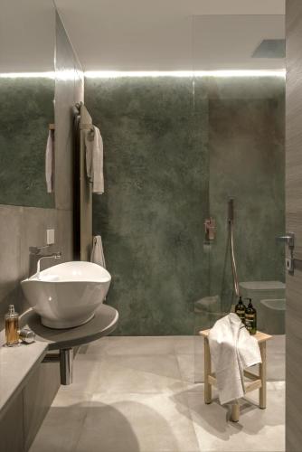 a bathroom with a bowl sink and a shower at d'Ocalée Holiday Experience lago d'Orta in Omegna