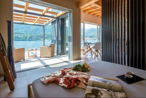 Cette chambre dispose d'une grande fenêtre offrant une vue sur l'eau. dans l'établissement d'Ocalée Holiday Experience lago d'Orta, à Omegna