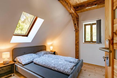 - une chambre avec un lit doté d'oreillers bleus dans l'établissement Apartmány Třebušín, 