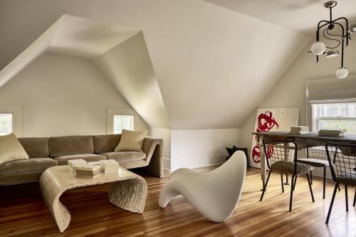 ein Wohnzimmer mit Sofa und Tisch in der Unterkunft Blind Tiger Asheville in Asheville