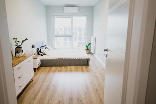 una camera da letto con un letto e una grande finestra di Apartamenty Jawor Fire Energy Jawor a Jawor