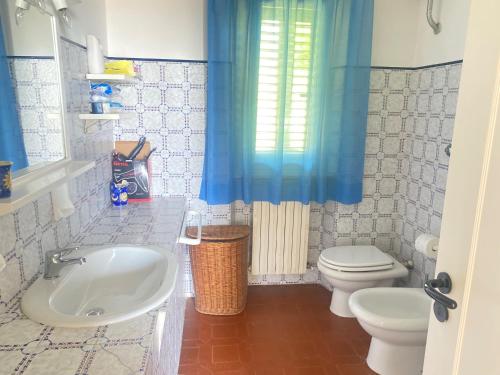 La salle de bains est pourvue d'un lavabo et de toilettes. dans l'établissement terrazza vista mare, giardino, parcheggio, wi fi, à Numana
