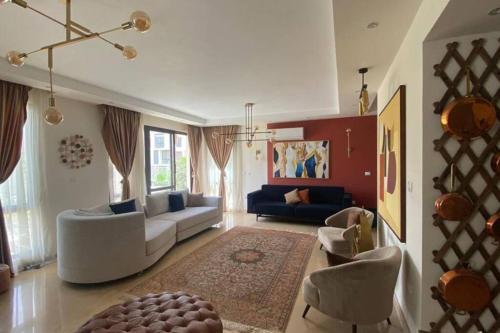 - un salon avec un canapé et un tapis dans l'établissement luxurious 2bed's duplex sheikh zayed beverly hills, à Sheikh Zayed