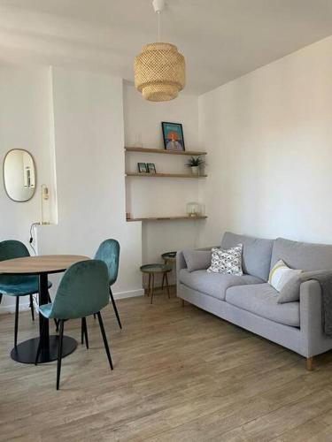 un salon avec un canapé et une table dans l'établissement Appartement Vieux-Port/ 2 min du métro Estrangin, à Marseille