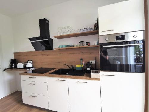 Kitchen o kitchenette sa BohnApartments Deluxe-Zechen-House-Family - 2 Balkone - gratis Parkplätze - WLAN
