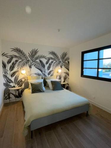 - une chambre avec un grand lit et une fresque murale dans l'établissement Gîte Luna ; villa 6 personnes avec jaccuzi, à Chaumont-sur-Loire