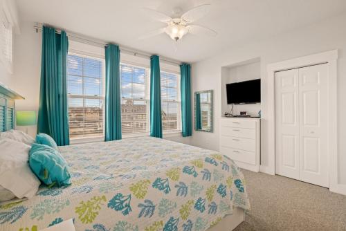 une chambre avec un lit, une fenêtre et une télévision dans l'établissement SC301 Langman's Sea Cabin, à Kill Devil Hills