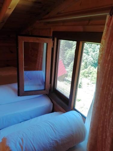 a room with two beds and two windows at Ayder Rainbow Gokkusagi in Ayder Yaylasi