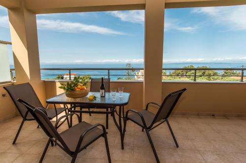 Akrotiri Sea View Suites