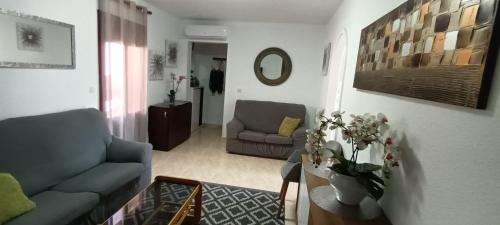 un soggiorno con un divano e un tavolo di Apartamento Tres Playas a Puerto de Mazarrón