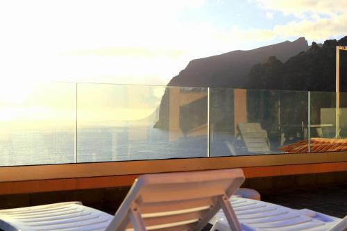 a balcony with a view of the ocean on a cruise ship at Buenavista in Acantilado de los Gigantes