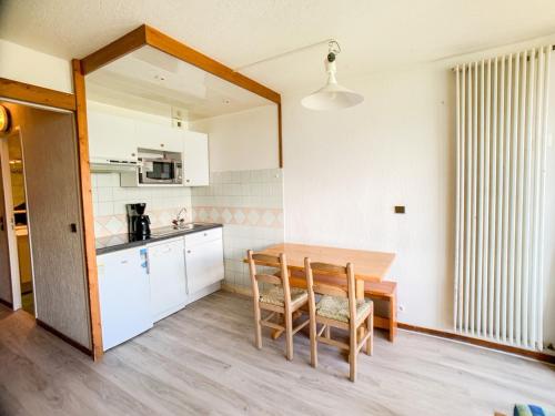 Studio lumineux proche pistes et commerces, balcon, animaux acceptés