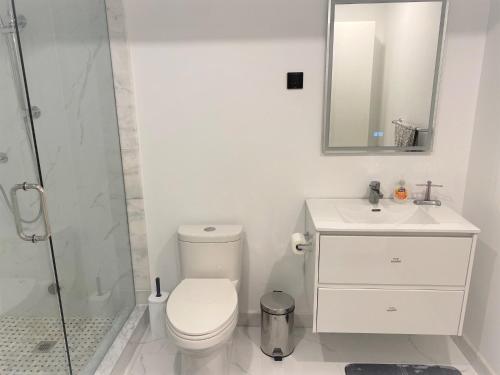 Kylpyhuone majoituspaikassa Gilford Beach Apartment