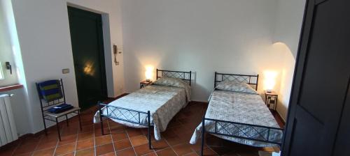 - une chambre avec 2 lits et une télévision dans l'établissement Moon Ash - Cenere di Luna, à Poggio Moiano