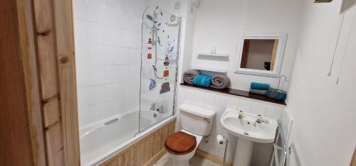 e bagno con servizi igienici, lavandino e doccia. di Colin Young Place a Nairn