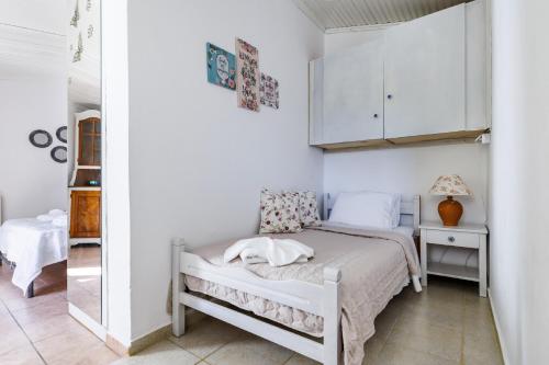 Кровать или кровати в номере Machis House Skopelos