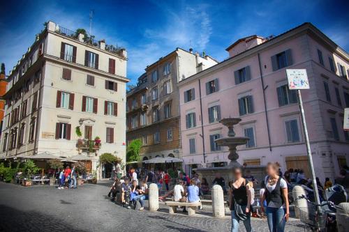 Un grupo de personas sentadas en un banco en una ciudad. en Domus Real Cardello, en Roma