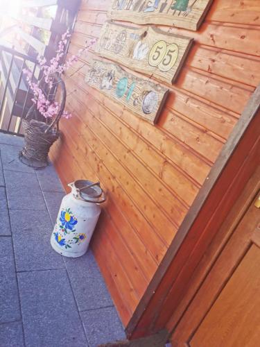 une porte en bois avec un pot en face de celle-ci dans l'établissement Apartament od Kaszuba, à Żuromin