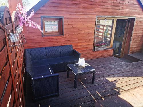 - une terrasse avec un canapé et une table dans un bâtiment dans l'établissement Apartament od Kaszuba, à Żuromin