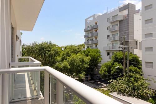 Un balcón o terraza de Roami at Habitat Brickell