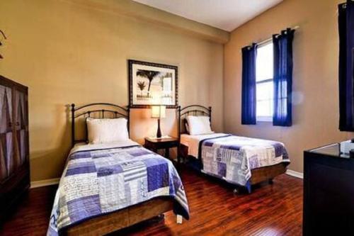 Ένα ή περισσότερα κρεβάτια σε δωμάτιο στο Luxury 5 Star Waterfront Condo 3 Bdr 2 Bath Pool Hot-Tub Panoramic Gulf and Intracoastal Waterway Views