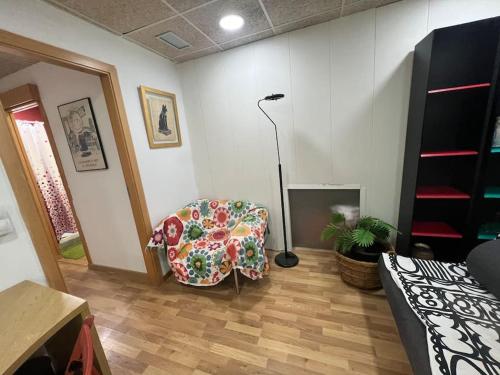 ein Wohnzimmer mit einem Stuhl und einer Lampe in der Unterkunft App privado en casa, si mascotas in Matadepera