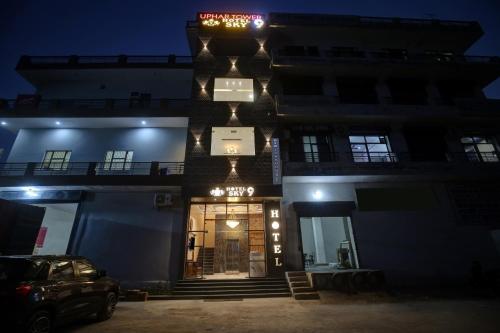 ein Gebäude mit einer Eingangstür in der Nacht in der Unterkunft OYO Townhouse 1003 Hotel Sky 9 in Ludhiana