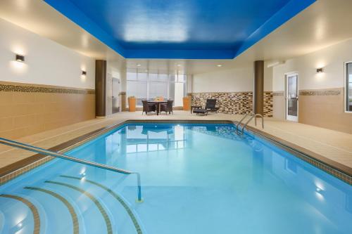 una gran piscina en una habitación de hotel en Courtyard Keene Downtown, en Keene