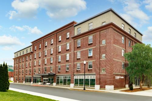 un grande edificio in mattoni rossi su una strada di Courtyard Keene Downtown a Keene