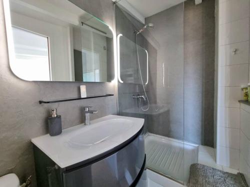エクス・アン・プロヴァンスにあるTriplex Les Cordeliers - climatisationのバスルーム(シンク、鏡、シャワー付)