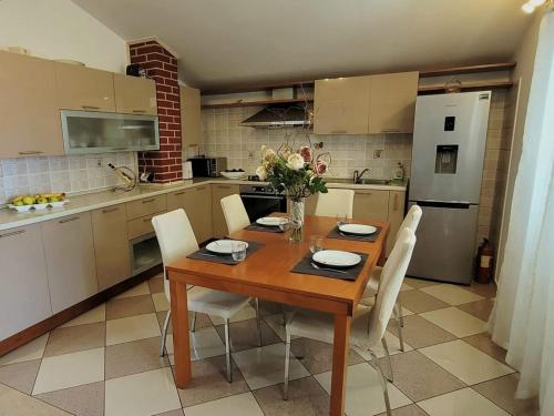 Η κουζίνα ή μικρή κουζίνα στο apartments "san"