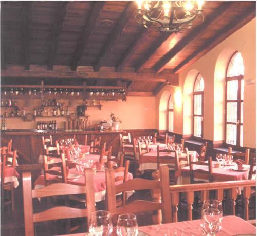 jadalnia ze stołami i krzesłami w restauracji w obiekcie Cueva Restaurante Itariegos w mieście Villagallegos