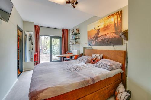 ein Schlafzimmer mit einem großen Bett in einem Zimmer in der Unterkunft B&B Wicherumloo in Wekerom