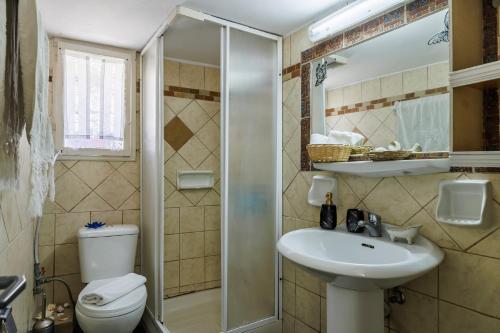 Ванная комната в Machis House Skopelos
