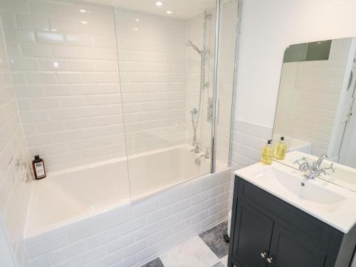 Koupelna v ubytování Honeysuckle Cottage