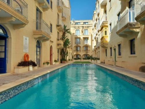 a swimming pool in the middle of a building at East Breeze Penthouse in Mġarr