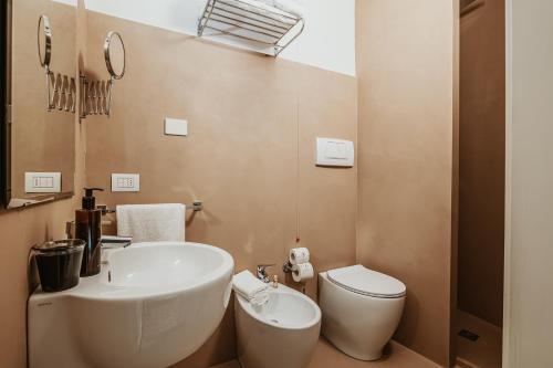Palazzo Flora في غالّيبولي: حمام مع حوض ومرحاض
