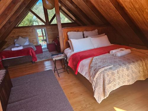 sypialnia z dużym łóżkiem w kabinie w obiekcie Imoflo w mieście Haenertsburg