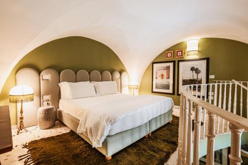 een slaapkamer met een groot bed en een gewelfd plafond bij Palazzo Flora in Gallipoli