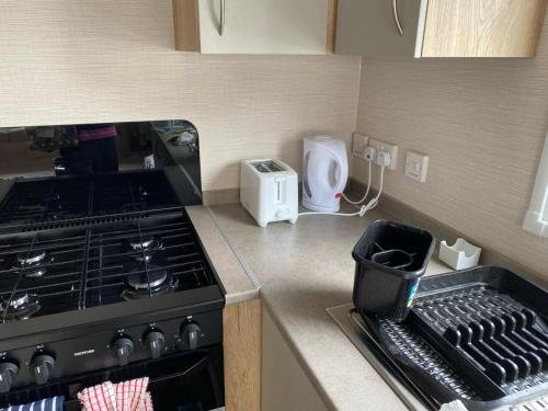 Η κουζίνα ή μικρή κουζίνα στο Luxury 8 and 6 berth caravans