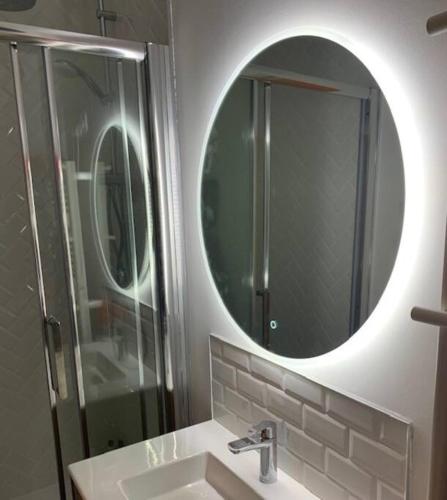 une salle de bain avec un lavabo et un grand miroir dans l'établissement Le Chinchauvaud - Spacieux T2 - Coup de foudre garanti en face de la gare des Bénédictins, à Limoges