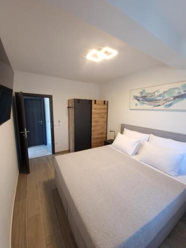 1 dormitorio con 1 cama grande en una habitación en Apartments Marebella, en Lumbarda