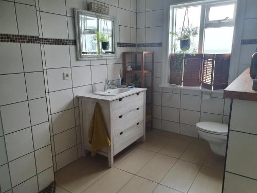 La salle de bains est pourvue d'un lavabo et de toilettes. dans l'établissement Tjörn 1, à Hvammstangi