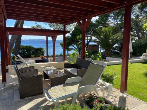 Cosy basement studio apartment by the sea