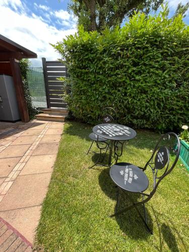 a table and two chairs sitting in the grass at B&B La cas' d'Alfonz' in Sulmona