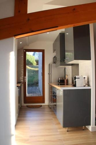 une cuisine avec un évier et un plan de travail dans l'établissement Aix les Bains Appartement 2p standing 40m2 avec jardin, parking, proche thermes, à Aix-les-Bains