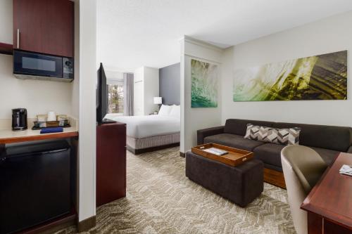 uma sala de estar com um sofá e uma cama em SpringHill Suites Manchester-Boston Regional Airport em Manchester