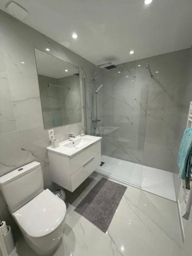 une salle de bain avec toilettes, lavabo et douche dans l'établissement Studio La Douce, à Vallauris